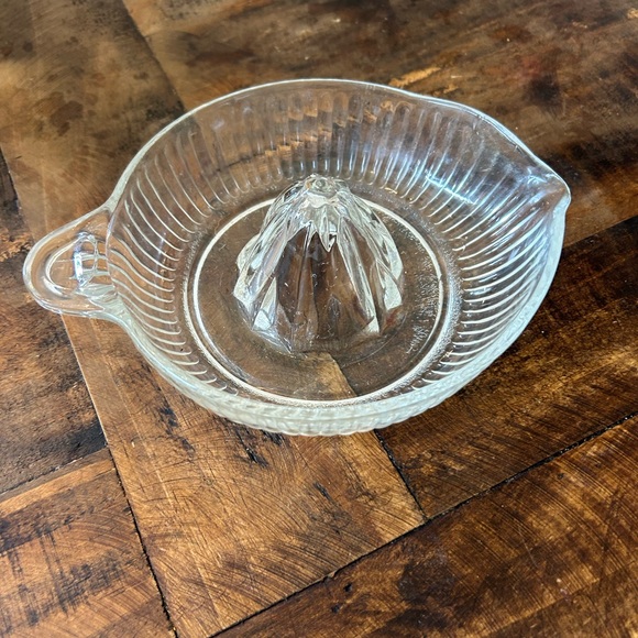 Vintage citrus juicer or reamer - Picture 3 of 3